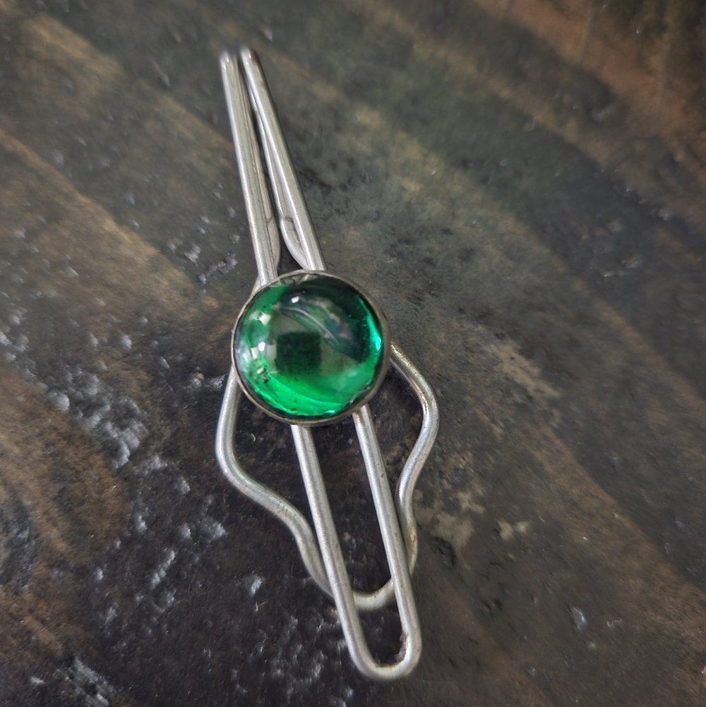 ❤️LAST CHANCE❤️Vintage Silvertone Green Glass Tie Clasp??